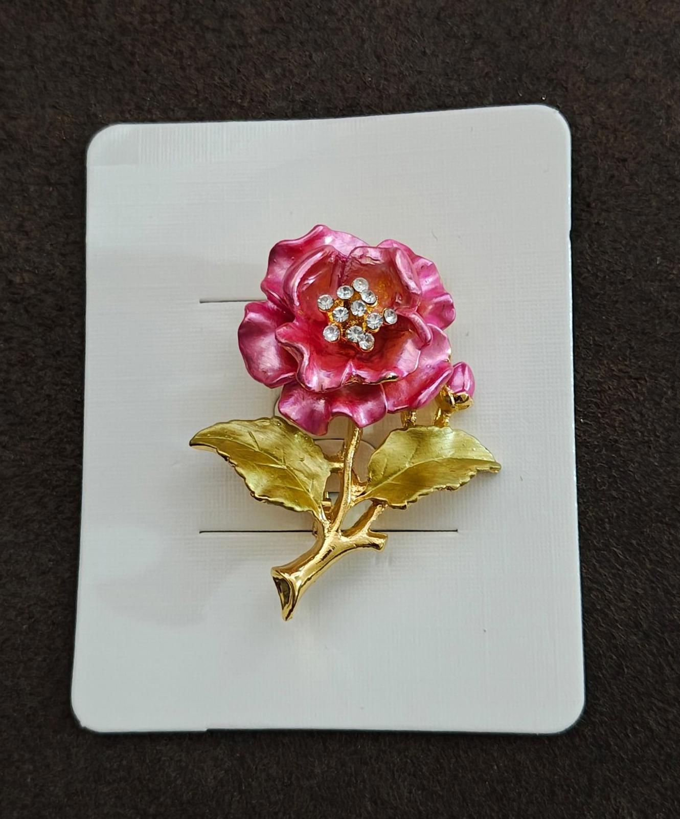 Pretty Gold Tone Pink Flower With Clear Rhinestones Brooch New.