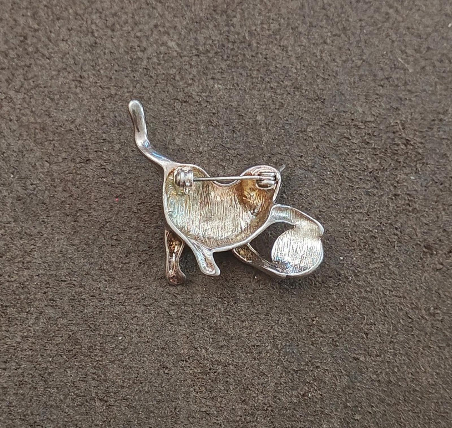 1980s Silver Tone Cat Playing With a Ball Brooch In Good Condition.