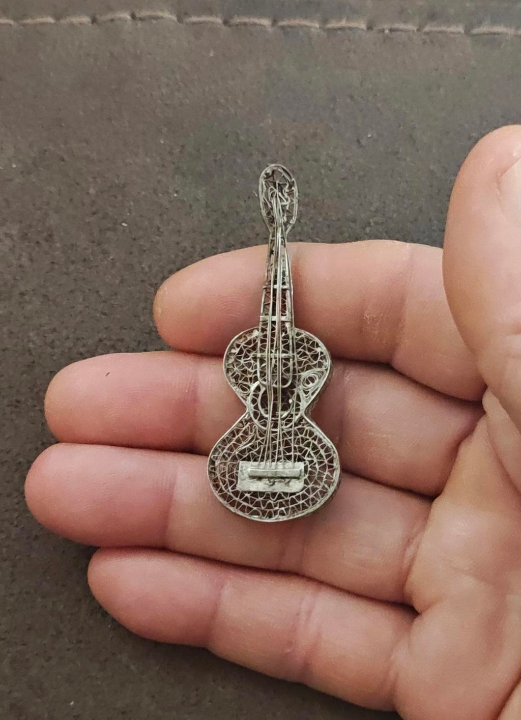 Sterling silver guitar brooch in filigree mesh with central bar detail