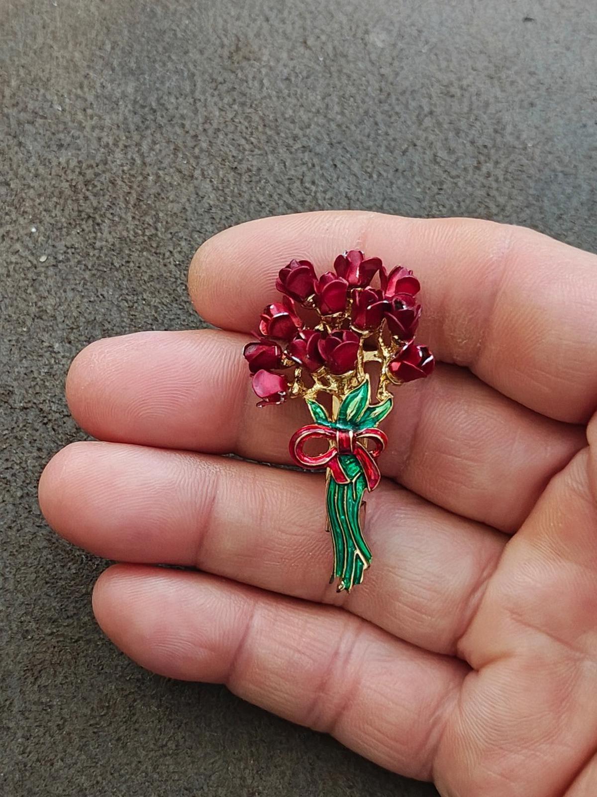 1970s Red Rose Flowers Bouquet Gold Tone Enamel Brooch