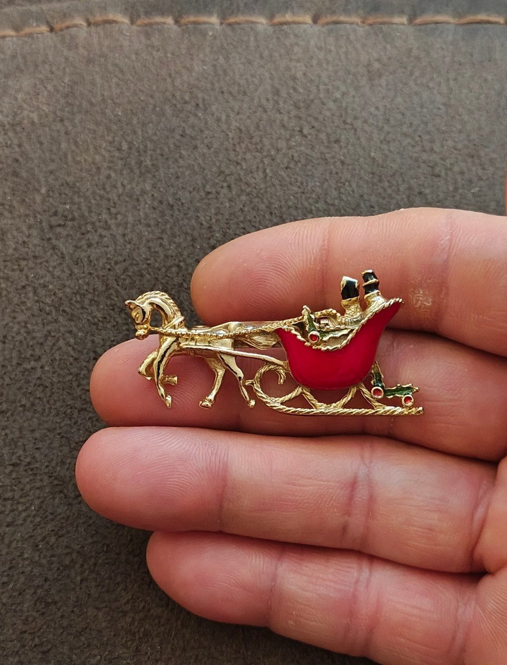 1960s/70s Christmas Horse-drawn Sleigh Gold Tone Enamel Brooch