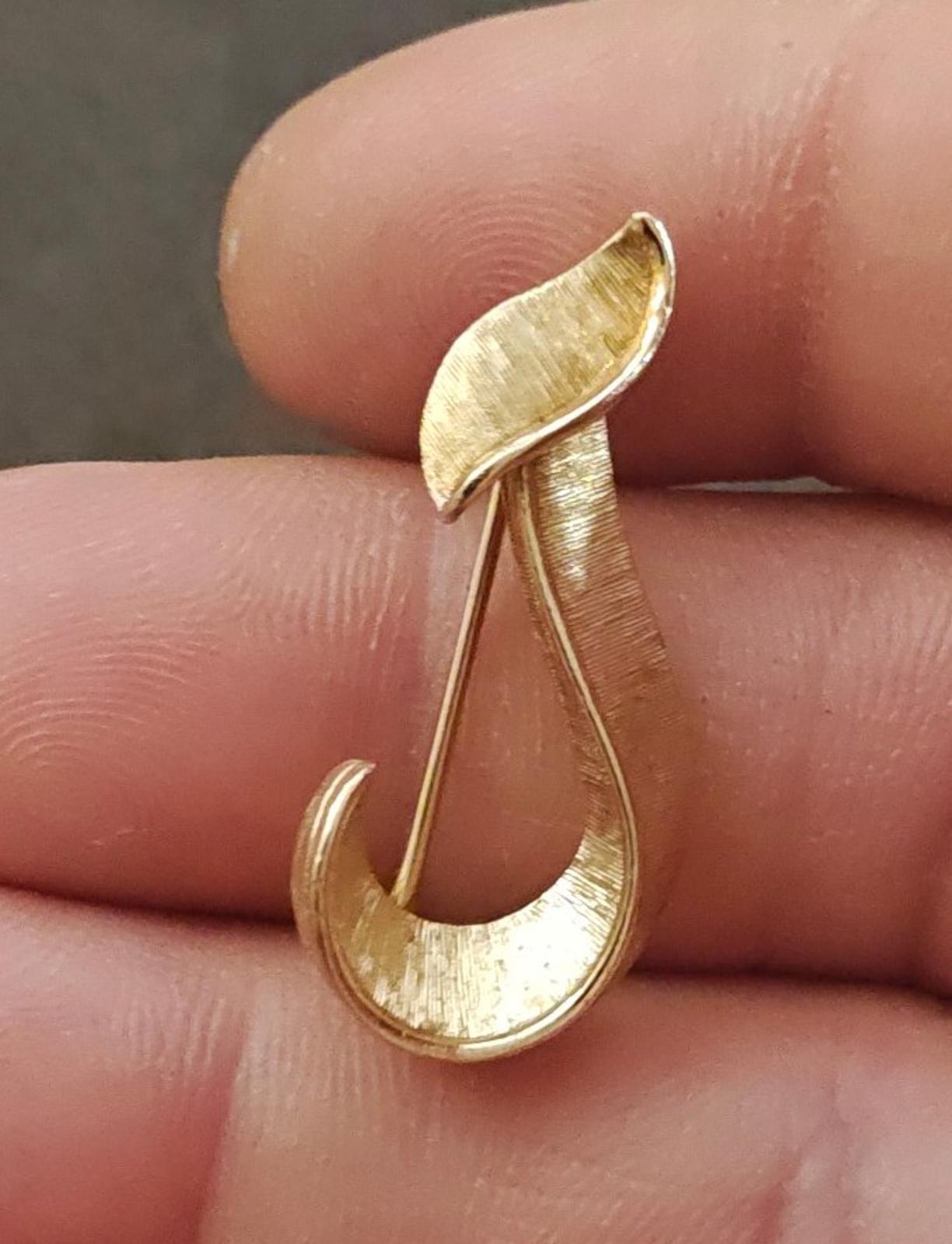 1960s Crown Trifari Gold Tone Textured Monogram Initial J Brooch