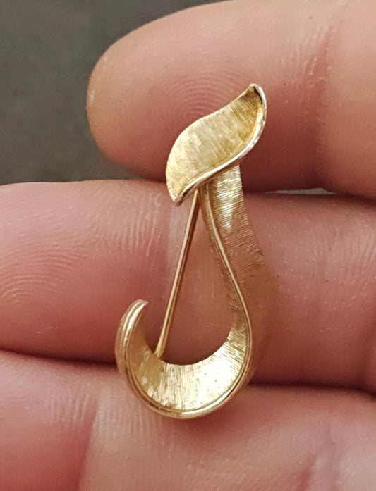 1960s Crown Trifari Gold Tone Textured Monogram Initial J Brooch