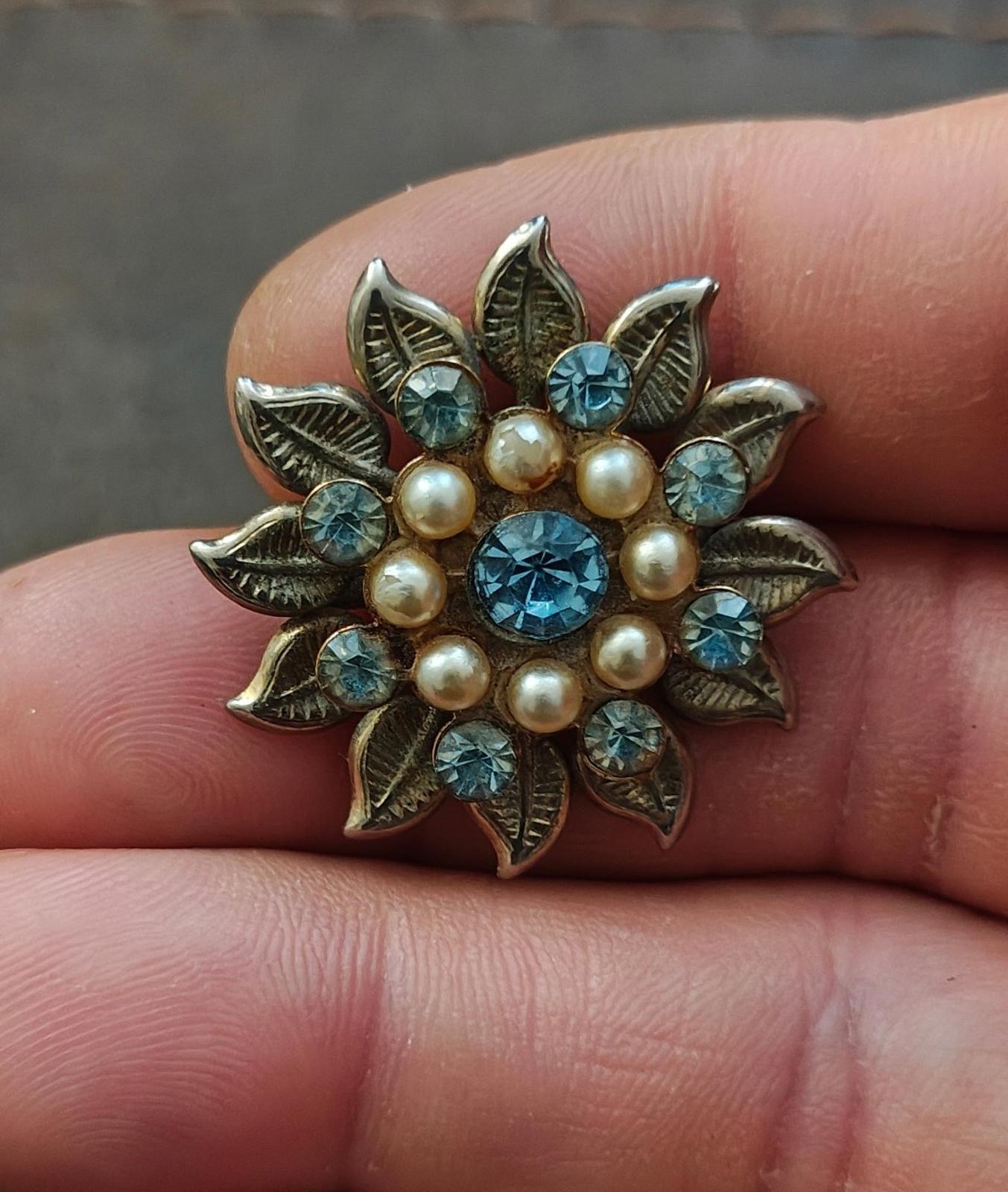 1950s Vintage Silver Tone Flower With Blue Rhinestones And Faux Pearls Brooch