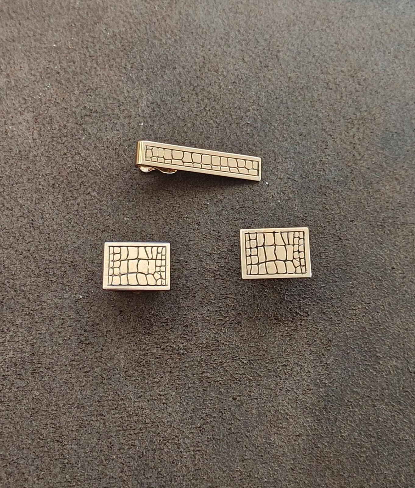 1960s Swank Lizard or Alligator Design Gold Tone Metal Cufflinks and Tie Bar Set