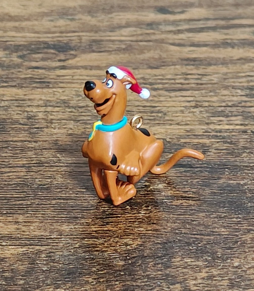 2001 Hallmark Keepsake Miniature Scooby-Doo Christmas Ornament Figurine