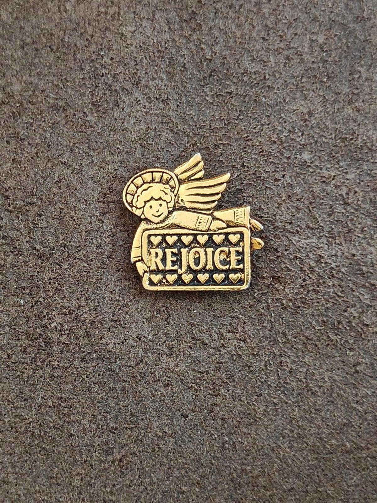 1980s Angel Holding A Rejoice Banner Gold Tone Pin