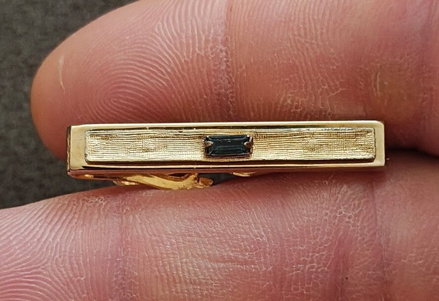 1950s/60s Swank Gold Tone Bark Textured Tie Bar Clip & Black Baguette Stone