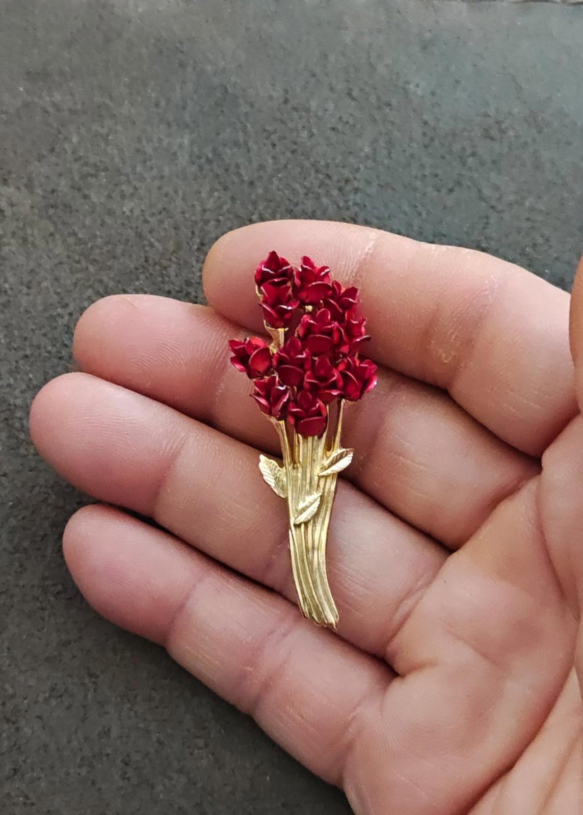 1997 Red Rose Bouquet Gold Tone Brooch Marked DM97