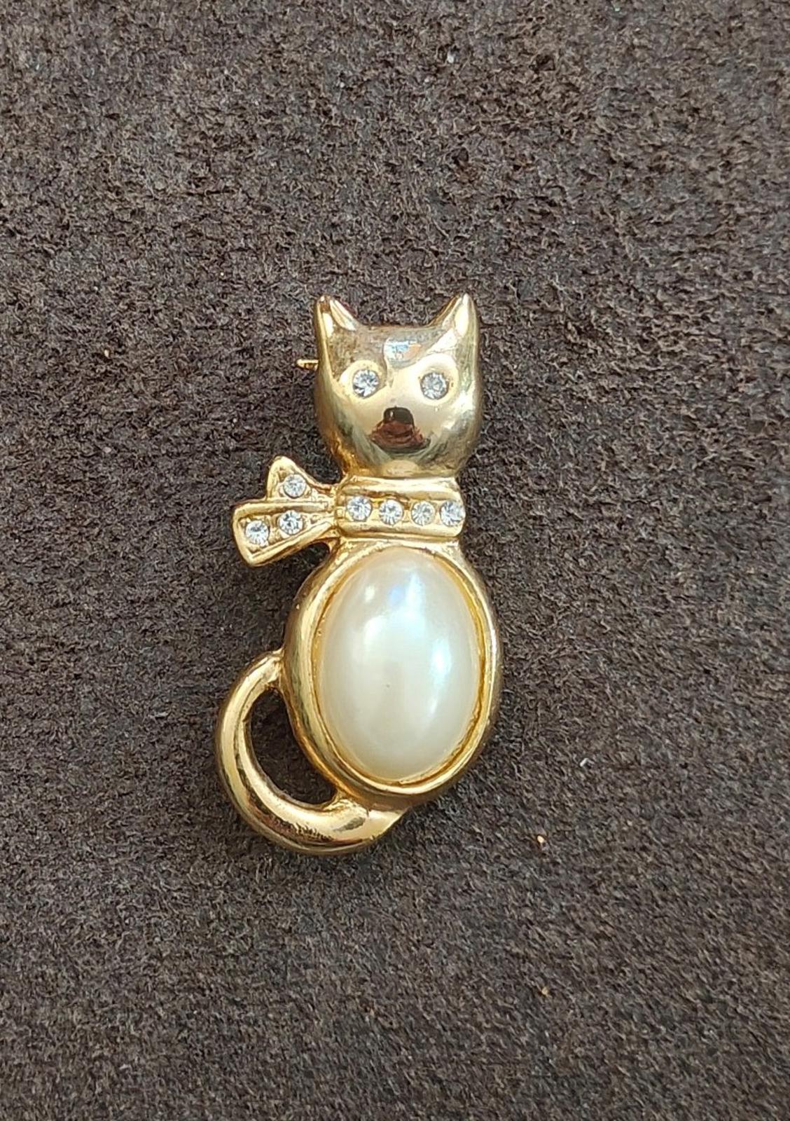 1980s Jelly Belly Cat  Gold Tone Brooch With Large Faux Pearl and Rhinestones