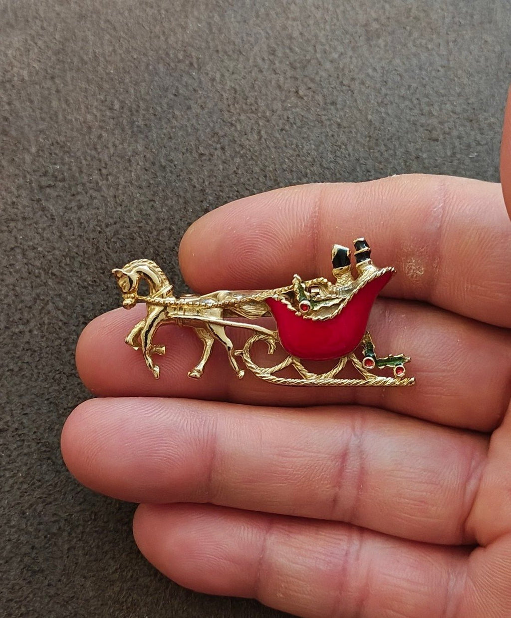 1960s/70s Christmas Horse-drawn Sleigh Gold Tone Enamel Brooch