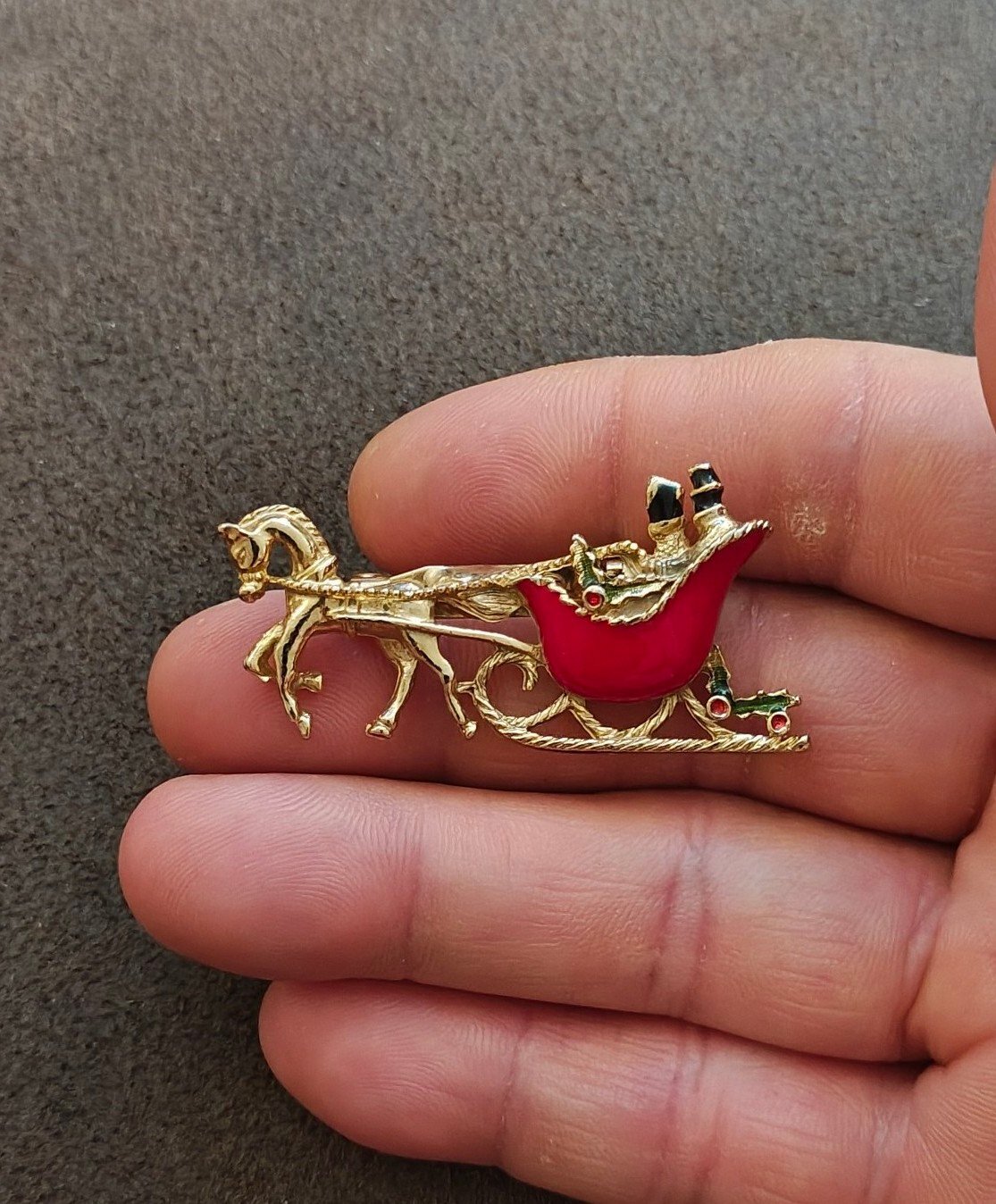 1960s/70s Christmas Horse-drawn Sleigh Gold Tone Enamel Brooch