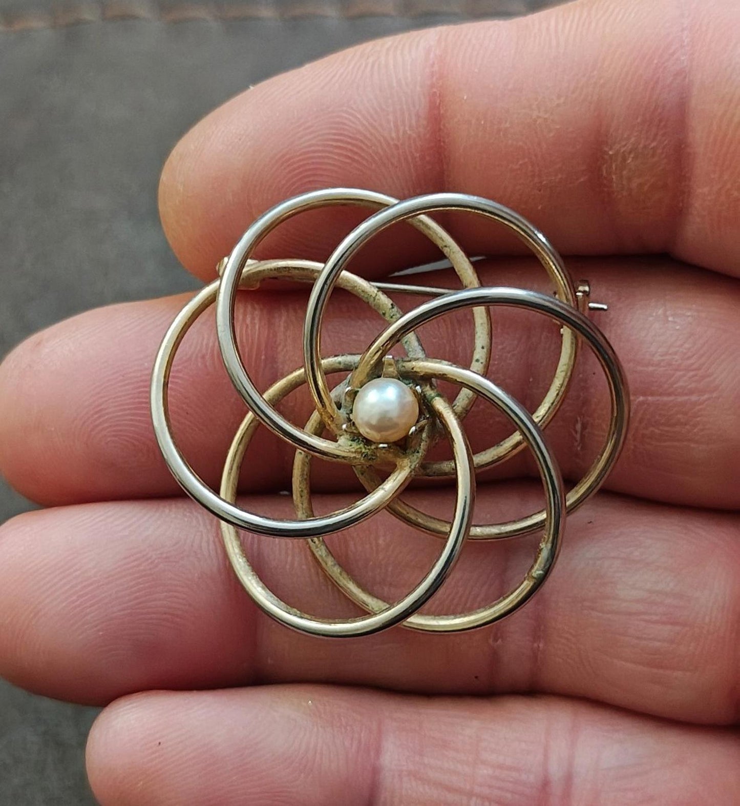 1950s Vintage Concentric Circles with Lustrous Pearl Center Gold Tone Brooch Pin