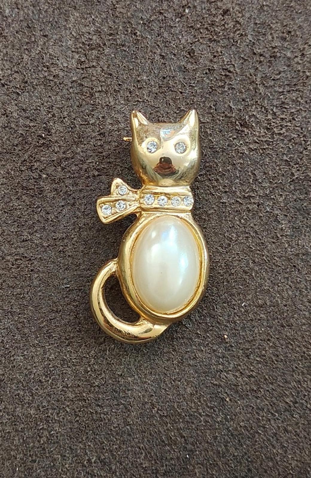 1980s Jelly Belly Cat  Gold Tone Brooch With Large Faux Pearl and Rhinestones