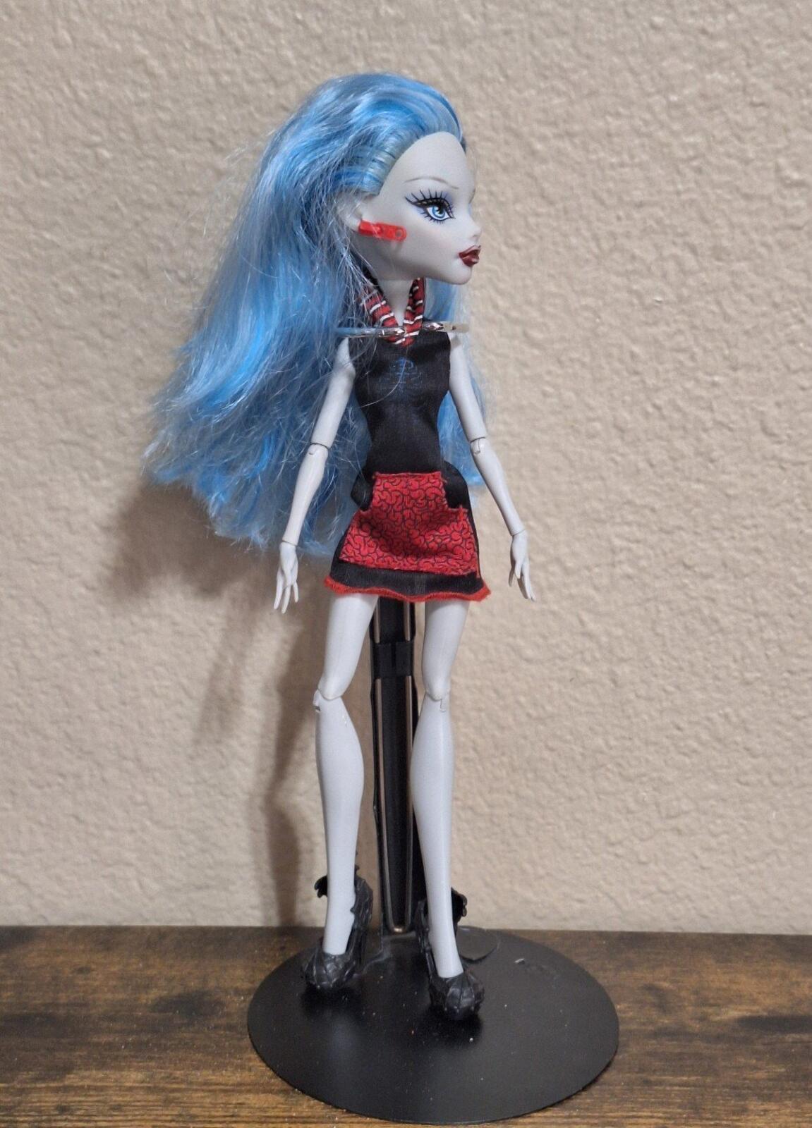 2008 Monster High Ghoulia Yelps Zombie Doll With Red & Black Outfit.