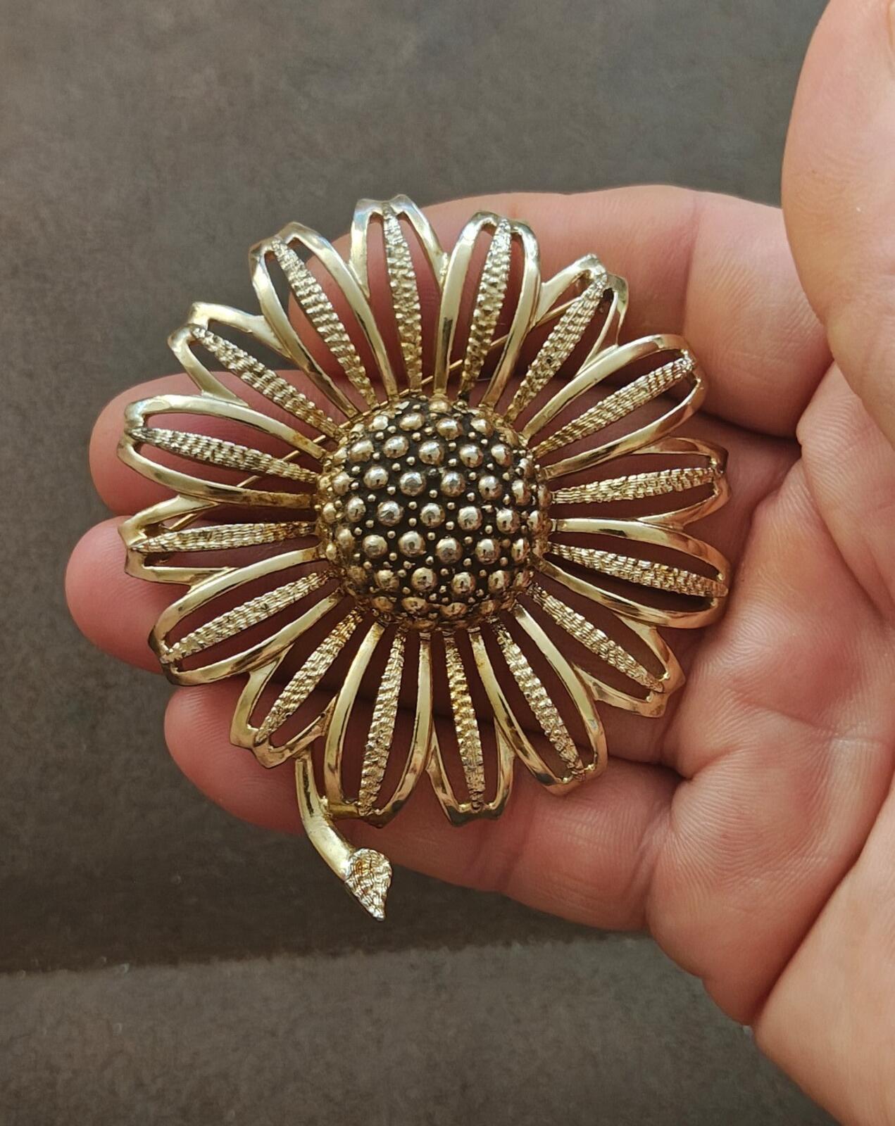 1960s Gold Tone Textured Signed Sarah Coventry "Daisy Mae" sunflower Large Brooc