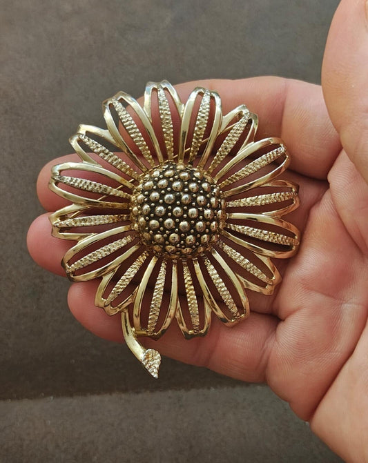 1960s Gold Tone Textured Signed Sarah Coventry "Daisy Mae" sunflower Large Brooc