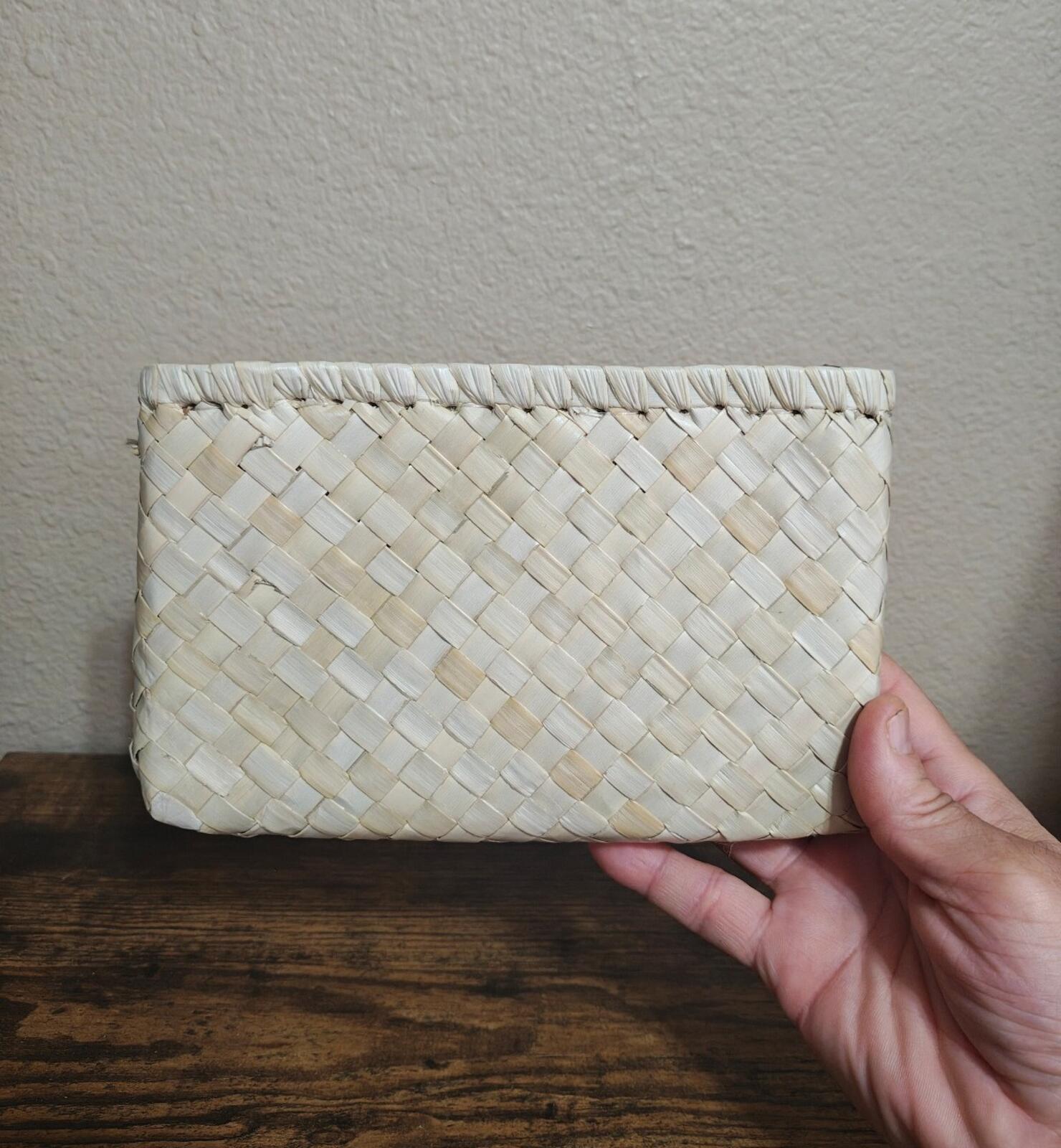 White handwoven pouch, plain back with gathered zipper top