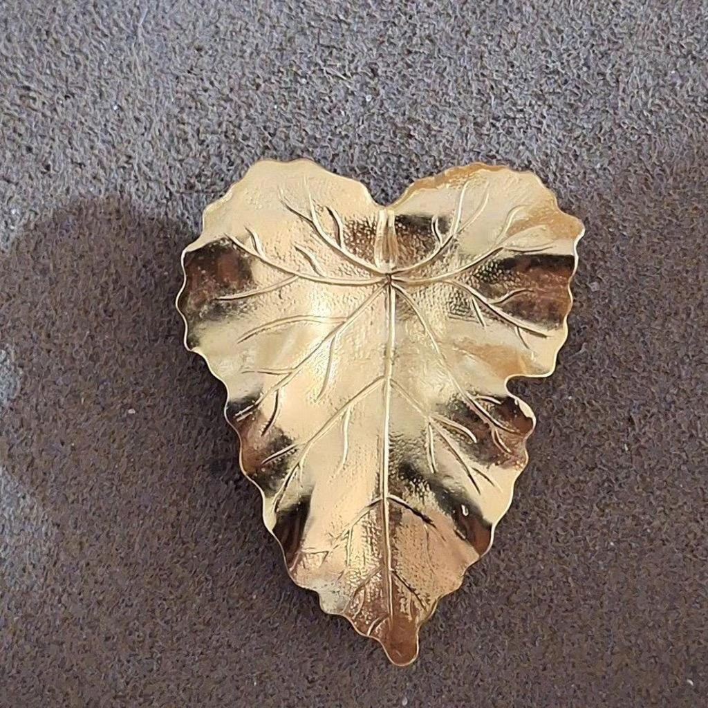 Gold-tone leaf scarf clip with embossed veins and reflective finish