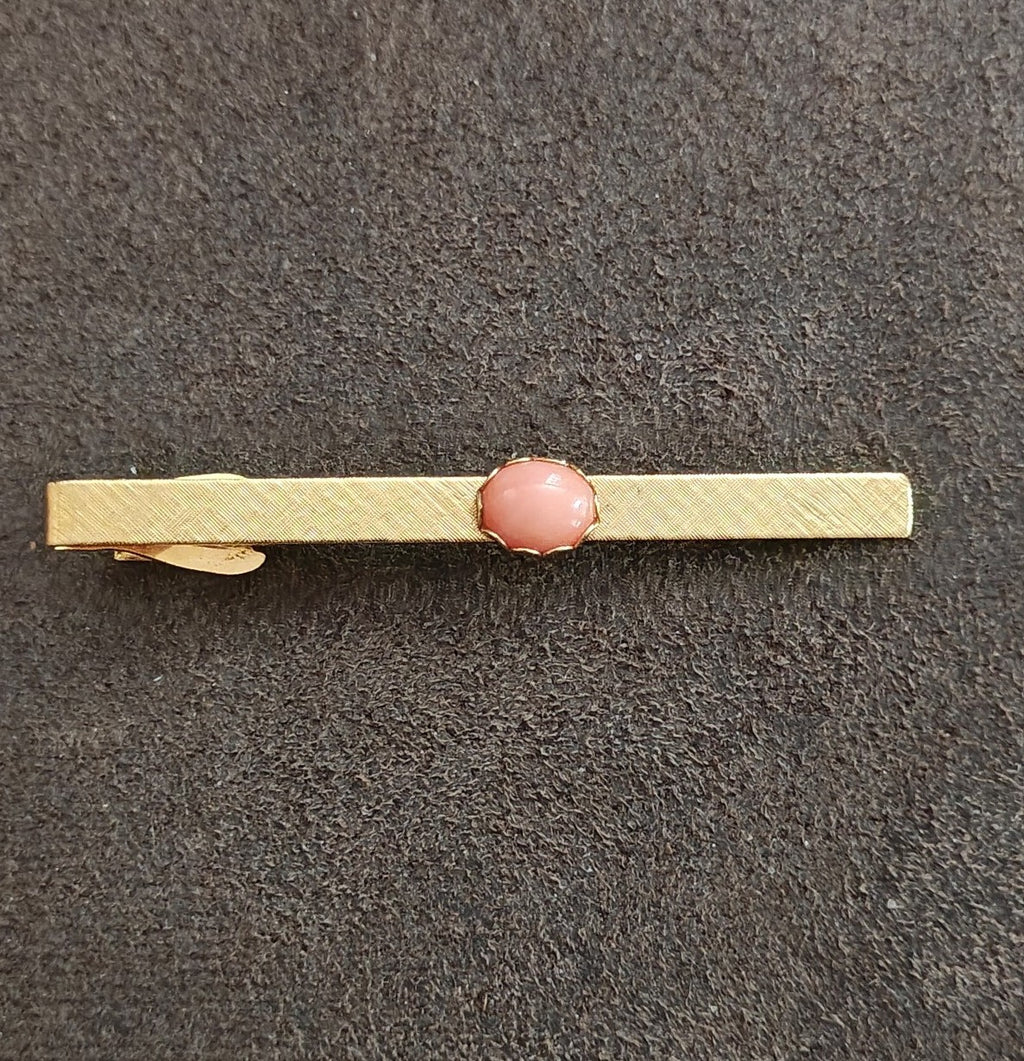 1950s/60s Gold Tone Tie Bar Clip With Oval Salmon Pink Coral Cabochon Stone