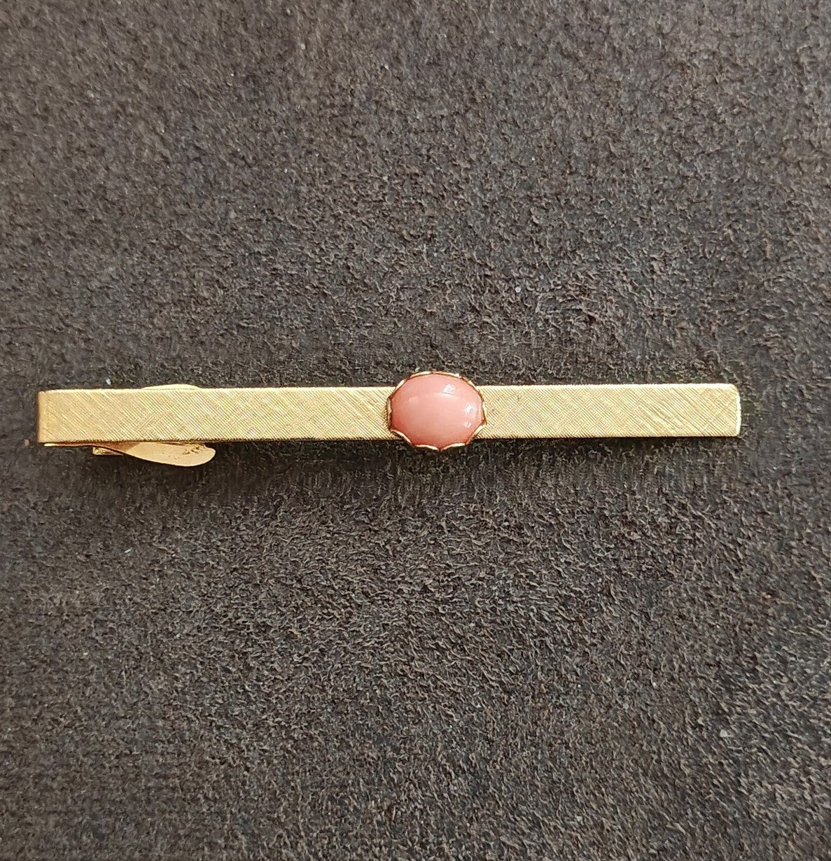 1950s/60s Gold Tone Tie Bar Clip With Oval Salmon Pink Coral Cabochon Stone