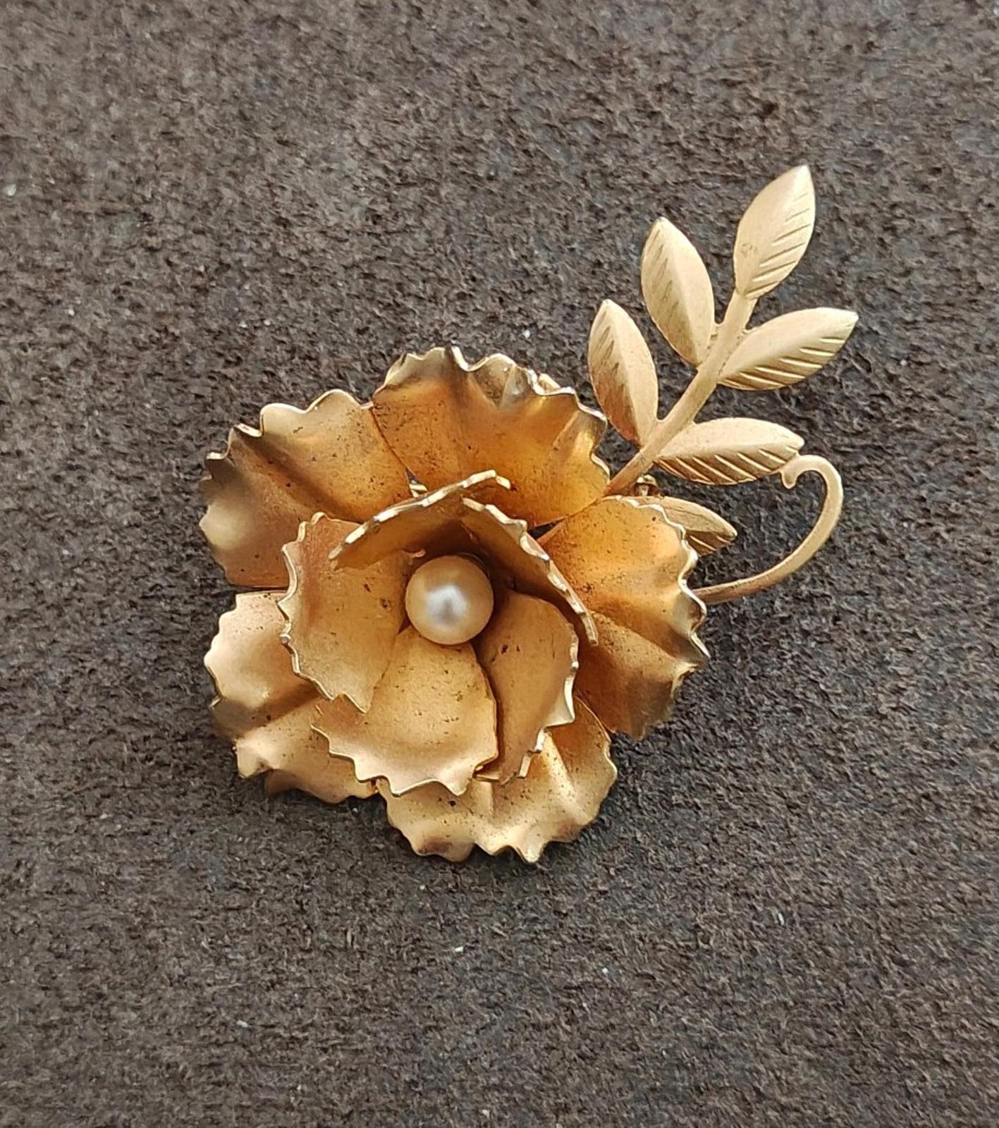 1950s Vintage Matte Gold Tone Floral Brooch With Faux Pearl