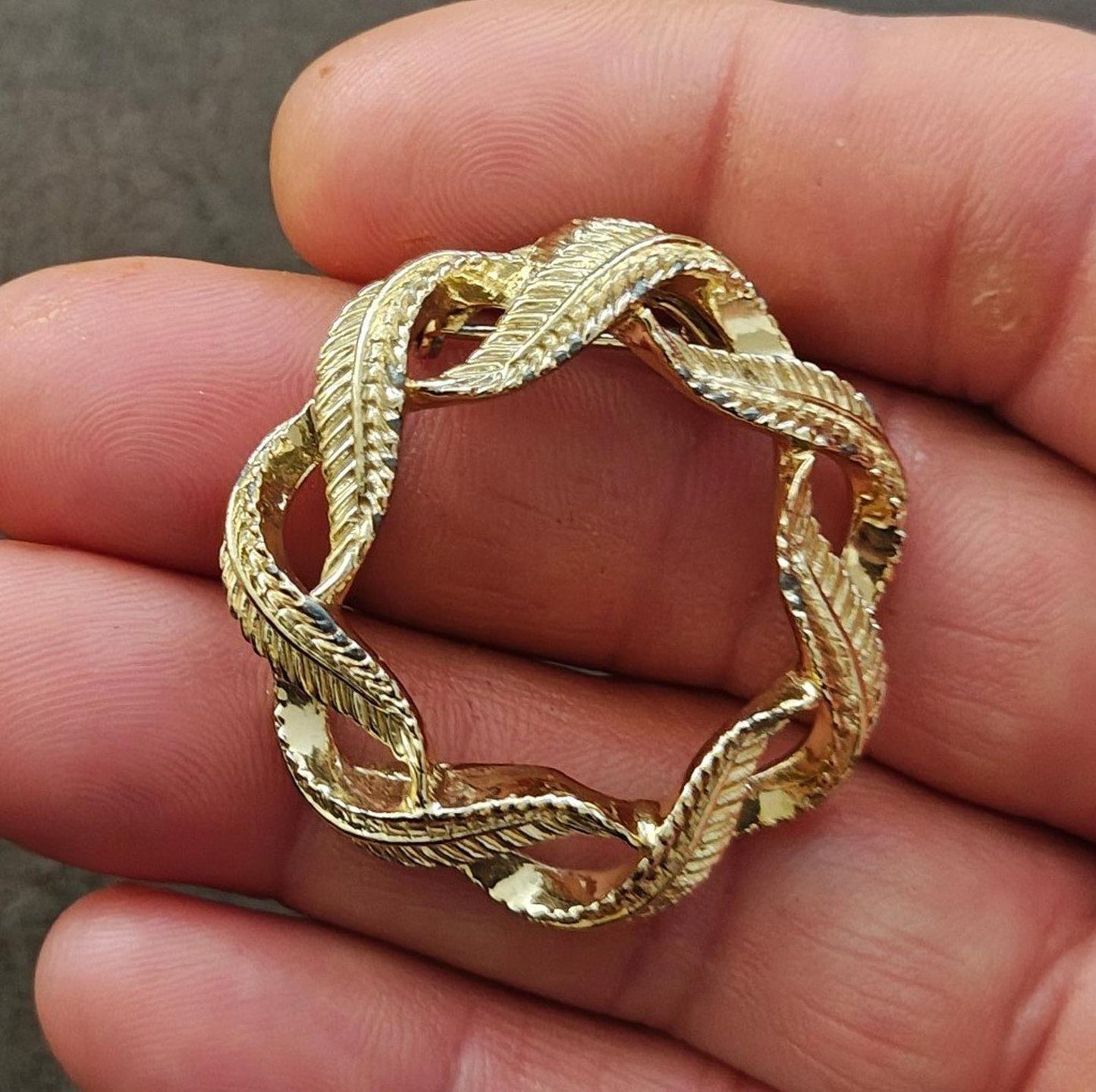 1960s GERRYS Gold Tone Circle Leaves Wreath Brooch Pin