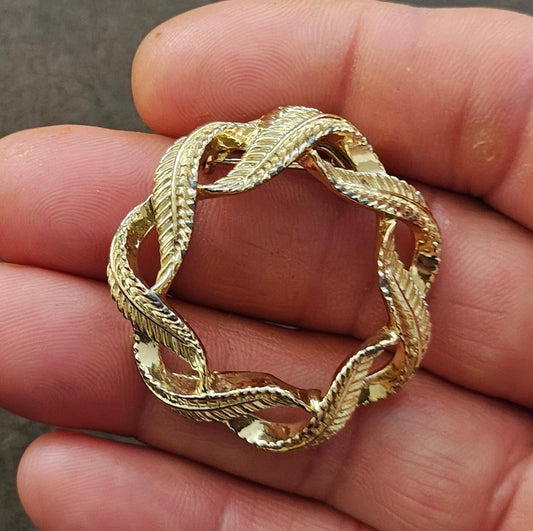 1960s GERRYS Gold Tone Circle Leaves Wreath Brooch Pin