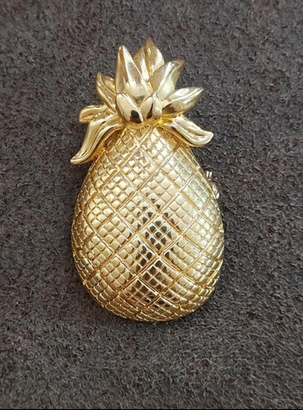 Gold tone pineapple brooch/pin with raised leaf top and textured pineapple body