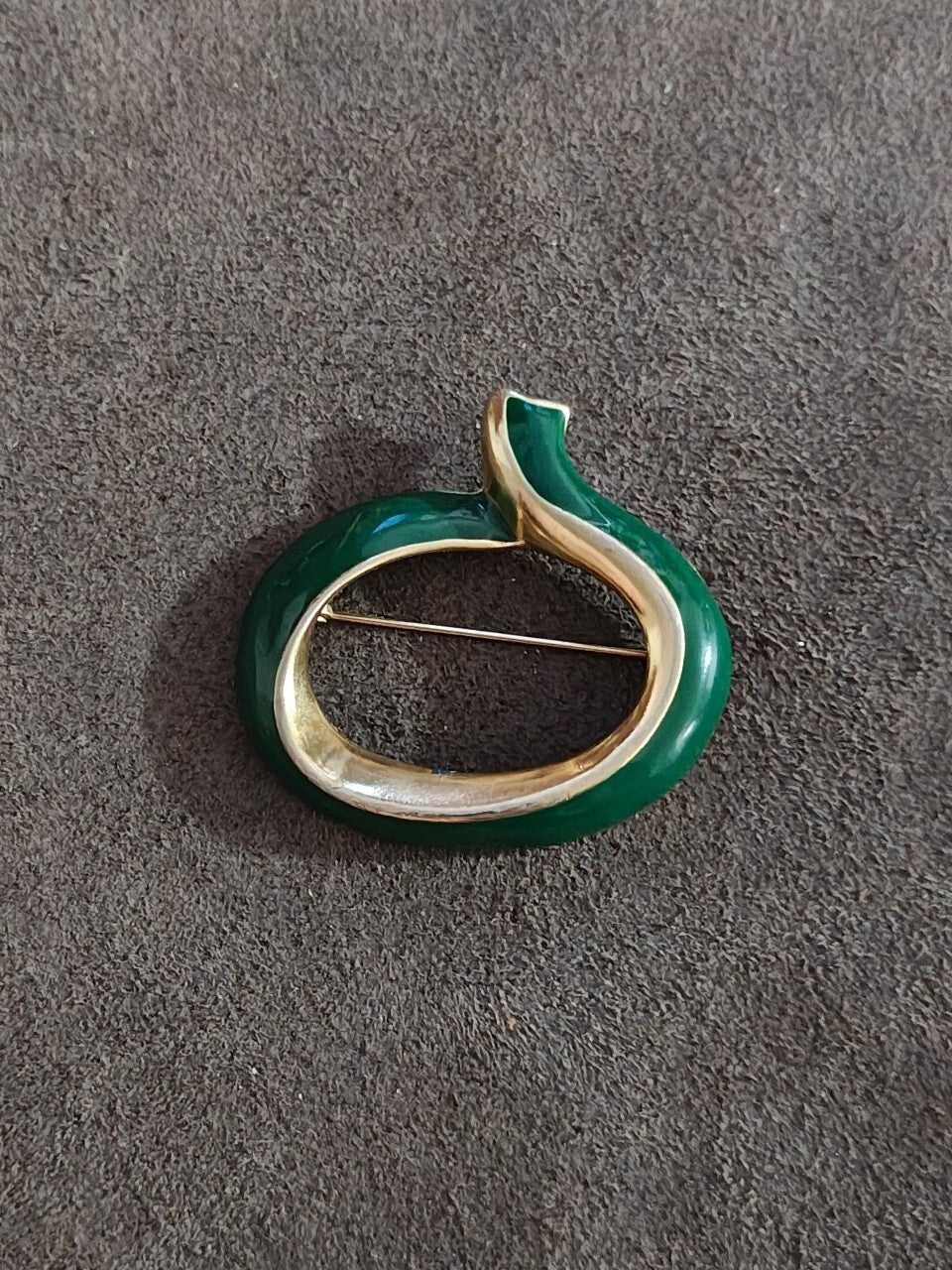 Elegant Vintage 1990s Gold Tone Twist Loop Shape Green Enamel Brooch Pin. - Trinketmania-LV