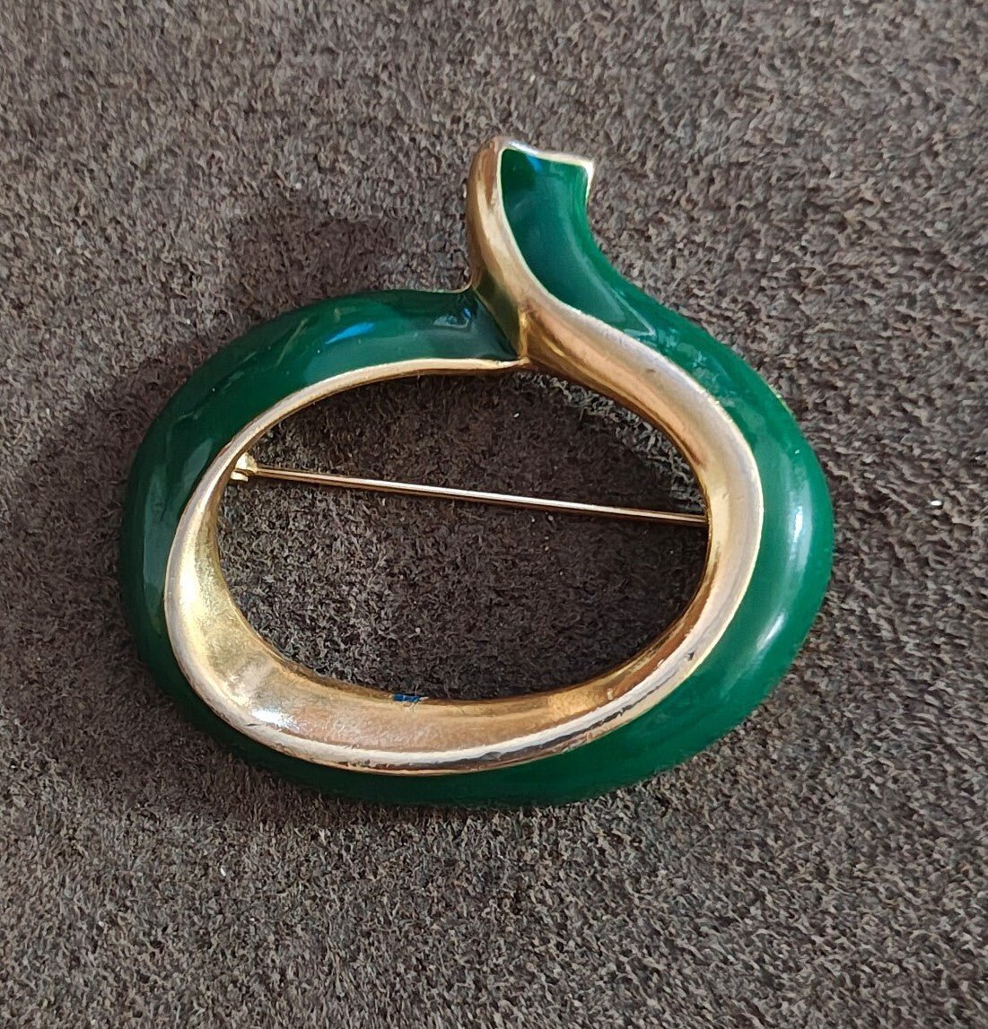 Elegant Vintage 1990s Gold Tone Twist Loop Shape Green Enamel Brooch Pin. - Trinketmania-LV