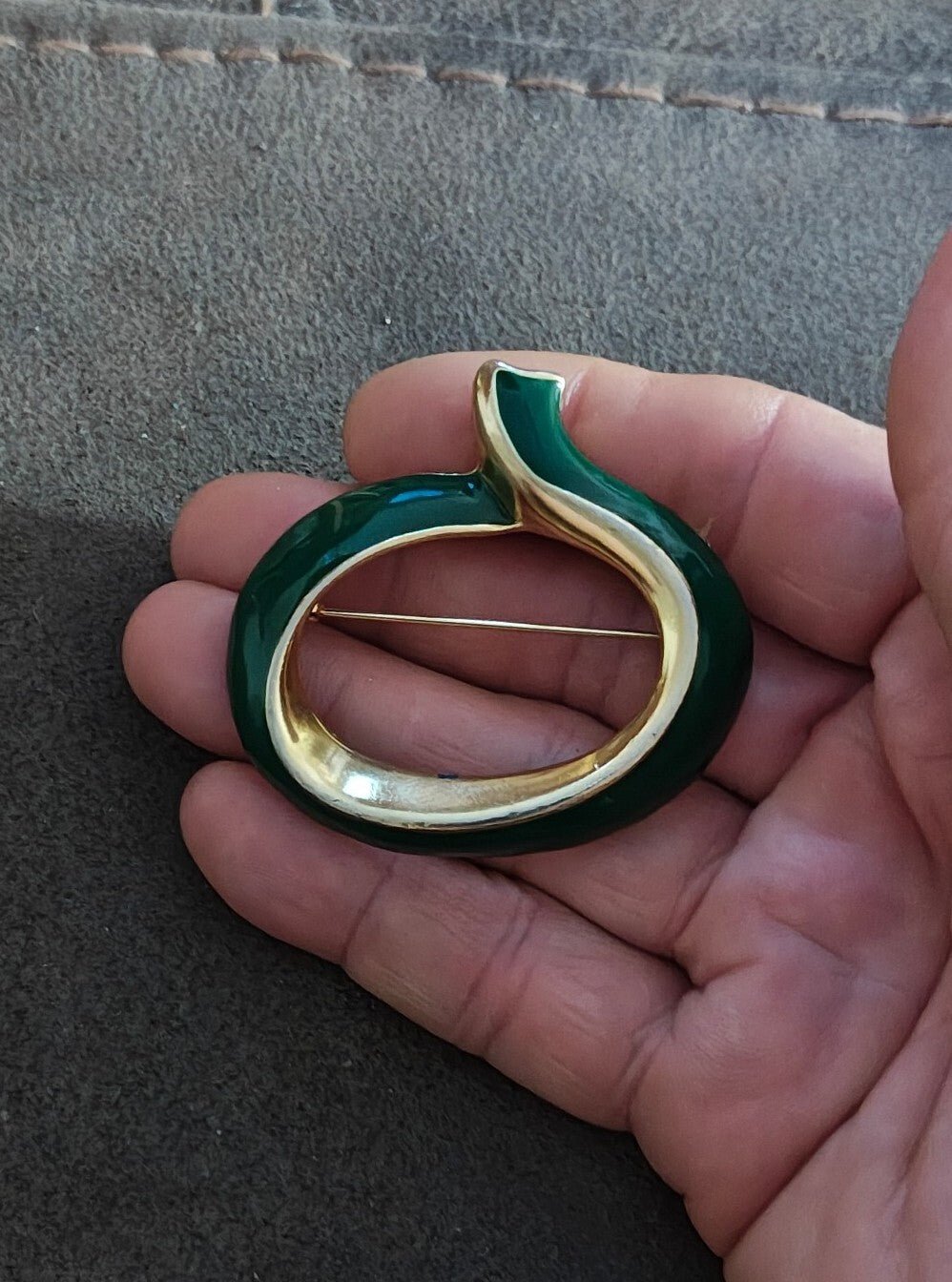 Elegant Vintage 1990s Gold Tone Twist Loop Shape Green Enamel Brooch Pin. - Trinketmania-LV