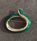 Elegant Vintage 1990s Gold Tone Twist Loop Shape Green Enamel Brooch Pin. - Trinketmania-LV
