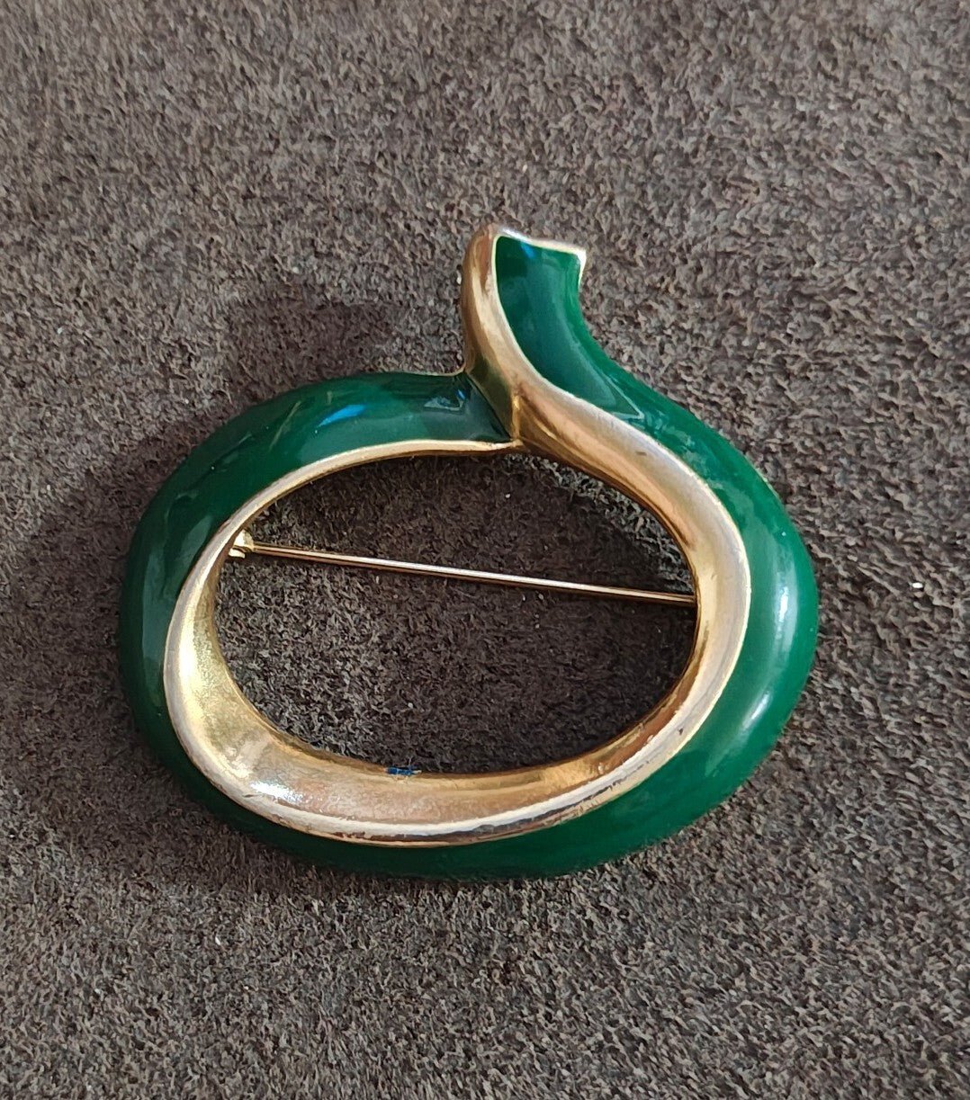 Elegant Vintage 1990s Gold Tone Twist Loop Shape Green Enamel Brooch Pin. - Trinketmania-LV