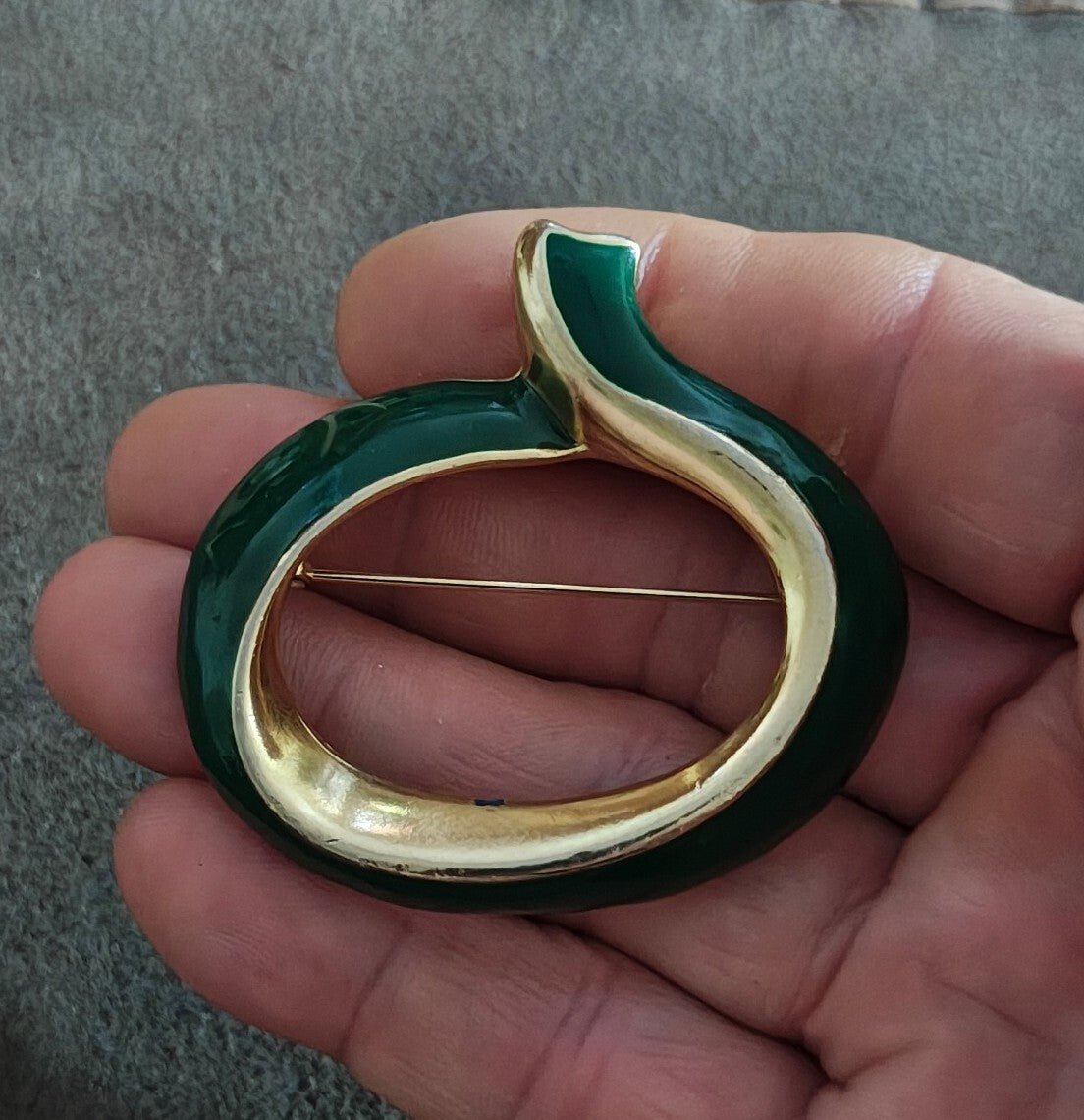 Elegant Vintage 1990s Gold Tone Twist Loop Shape Green Enamel Brooch Pin. - Trinketmania-LV