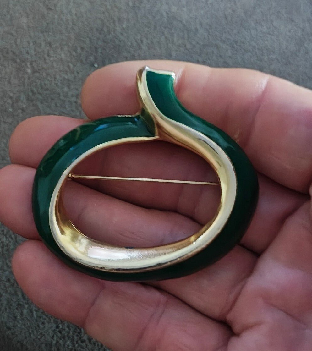 Elegant Vintage 1990s Gold Tone Twist Loop Shape Green Enamel Brooch Pin. - Trinketmania-LV