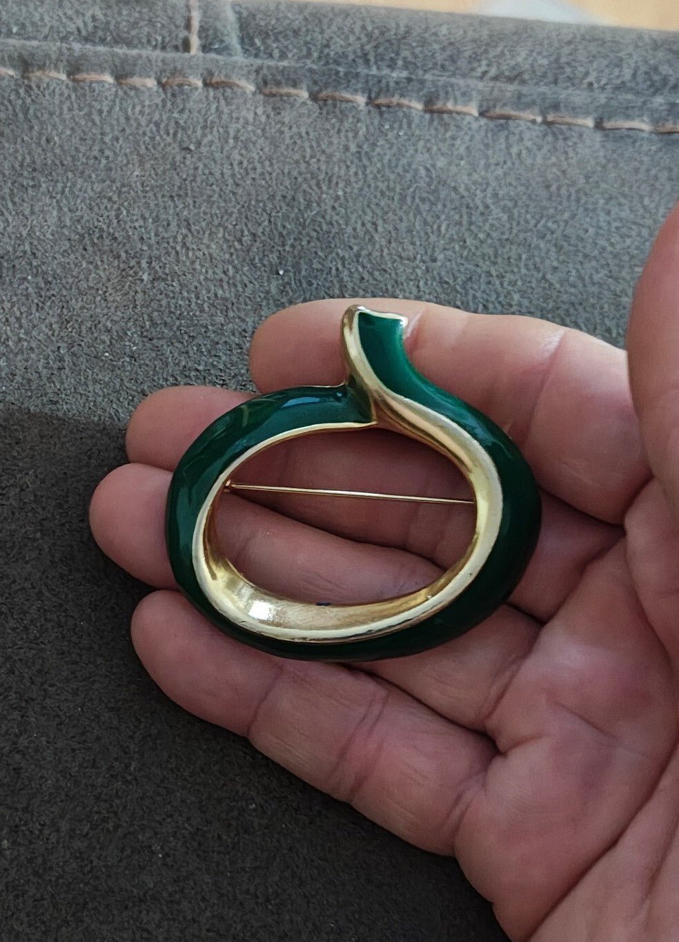 Elegant Vintage 1990s Gold Tone Twist Loop Shape Green Enamel Brooch Pin. - Trinketmania-LV