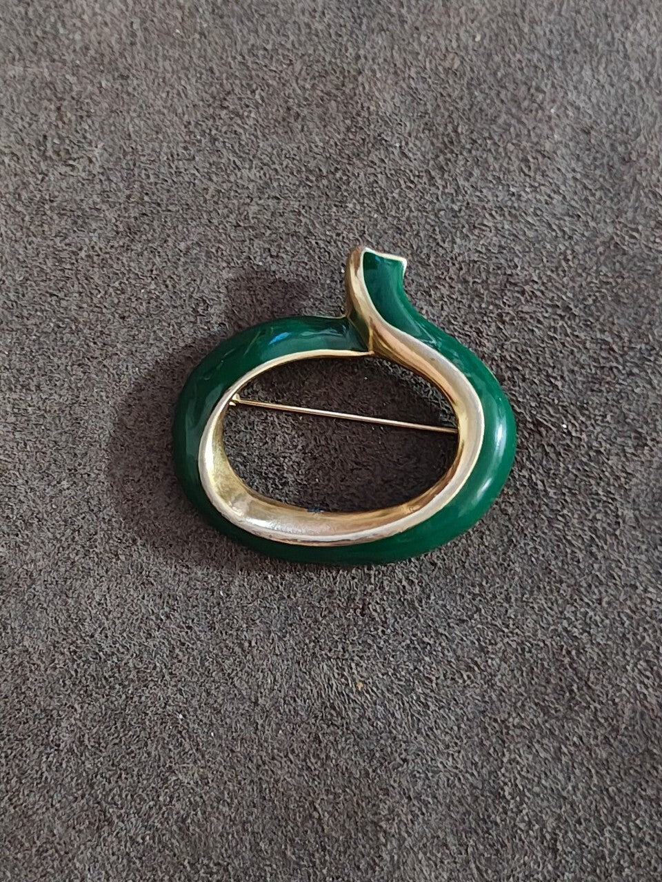 Elegant Vintage 1990s Gold Tone Twist Loop Shape Green Enamel Brooch Pin. - Trinketmania-LV
