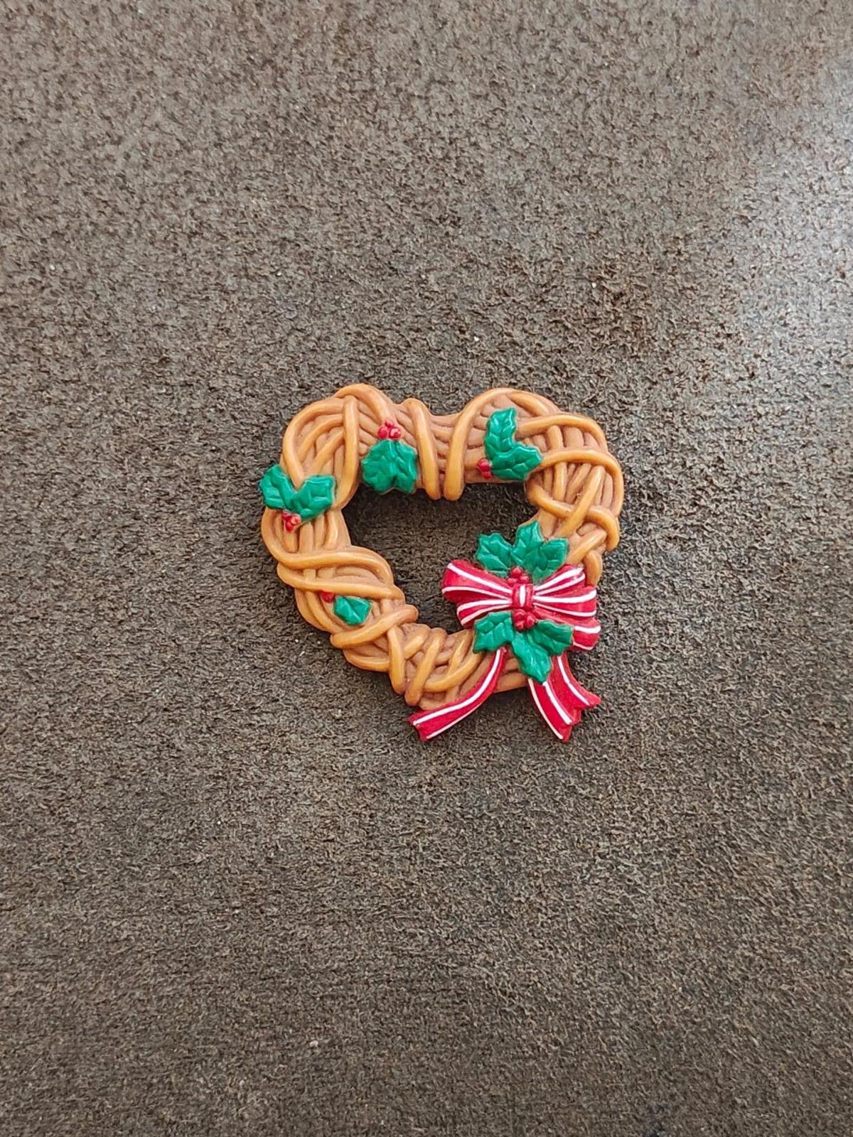 1980s Hallmark Plastic Heart-Shaped Christmas Wreath Brooch