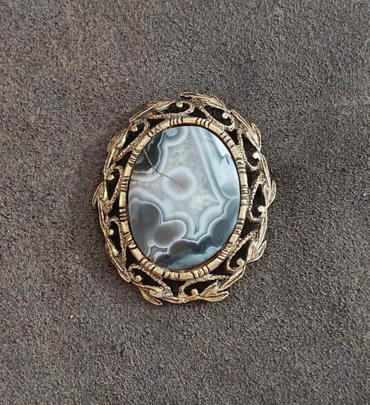 Vintage Framed Agate Cabochon Goldtone Pendant