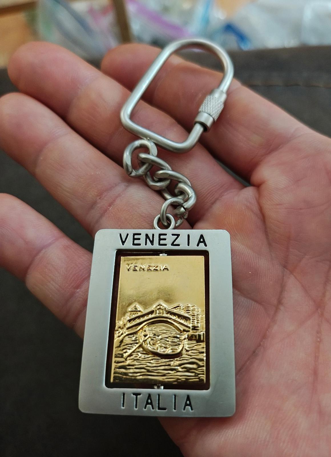 Two Tone Metal Venizia Italy Souvenir Keychain