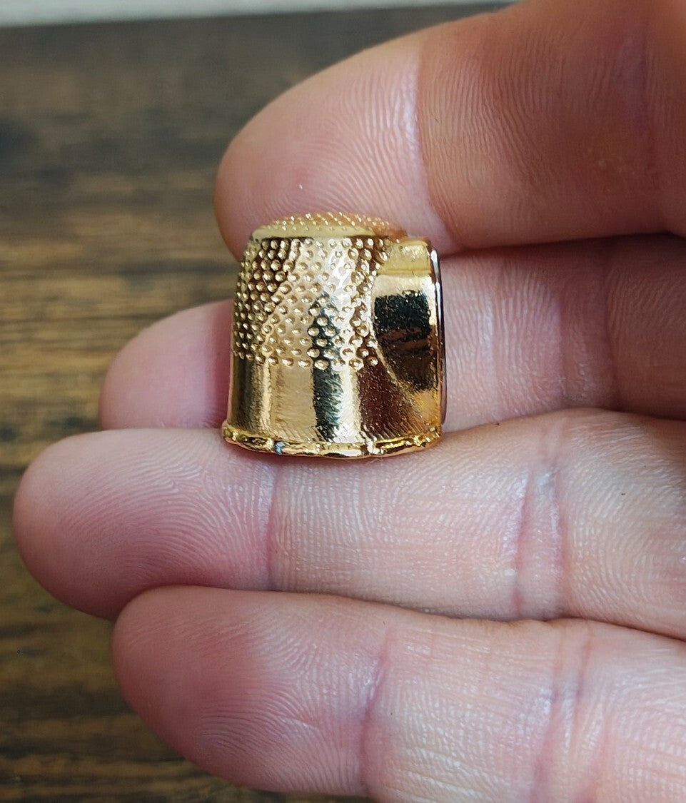 1960s New York "Empire State" Building Gold Tone Enamel Crest Souvenir Thimble