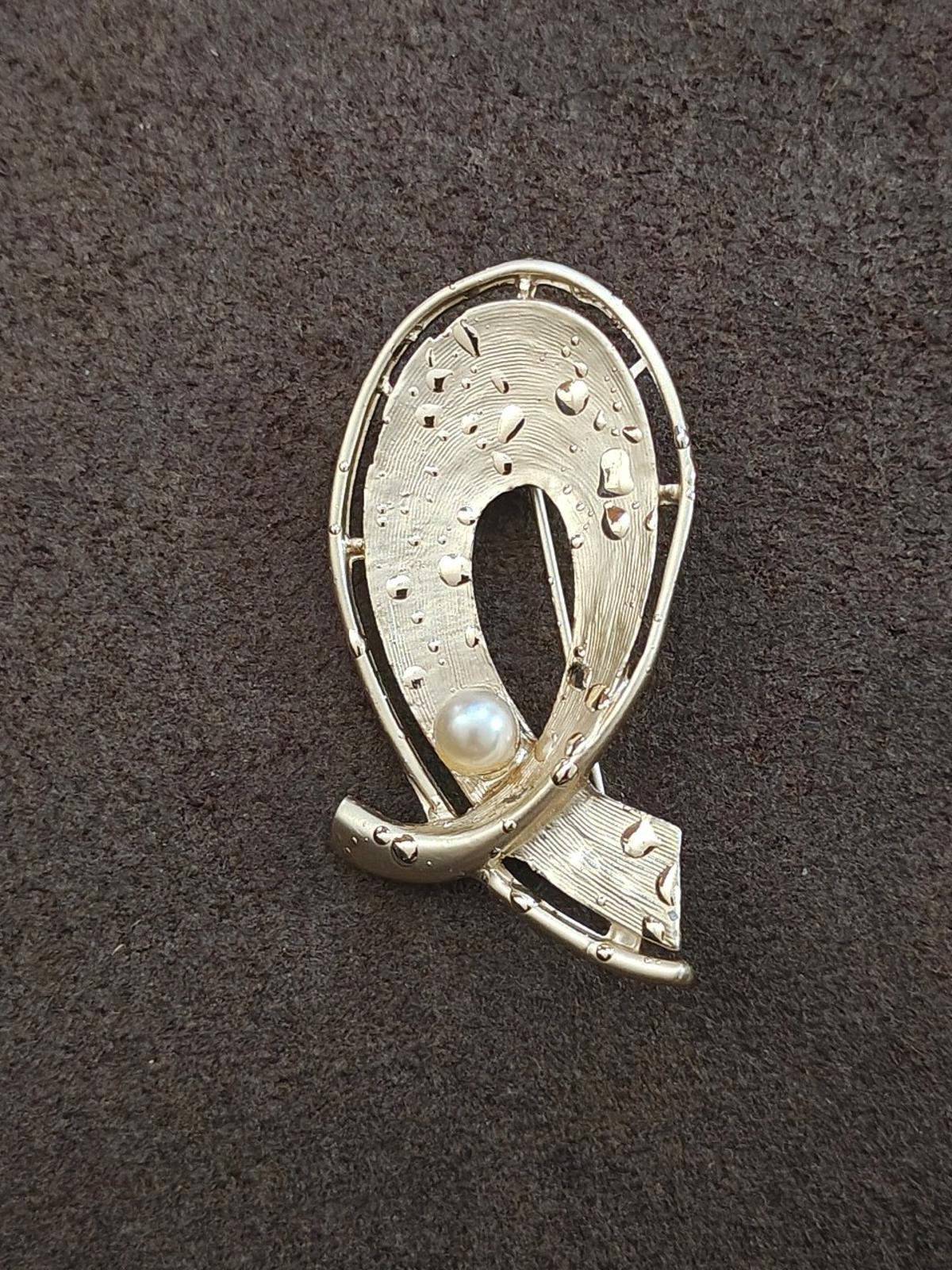 1960s Gold Tone Textured Abstract Faux Pearl Brooch Pin