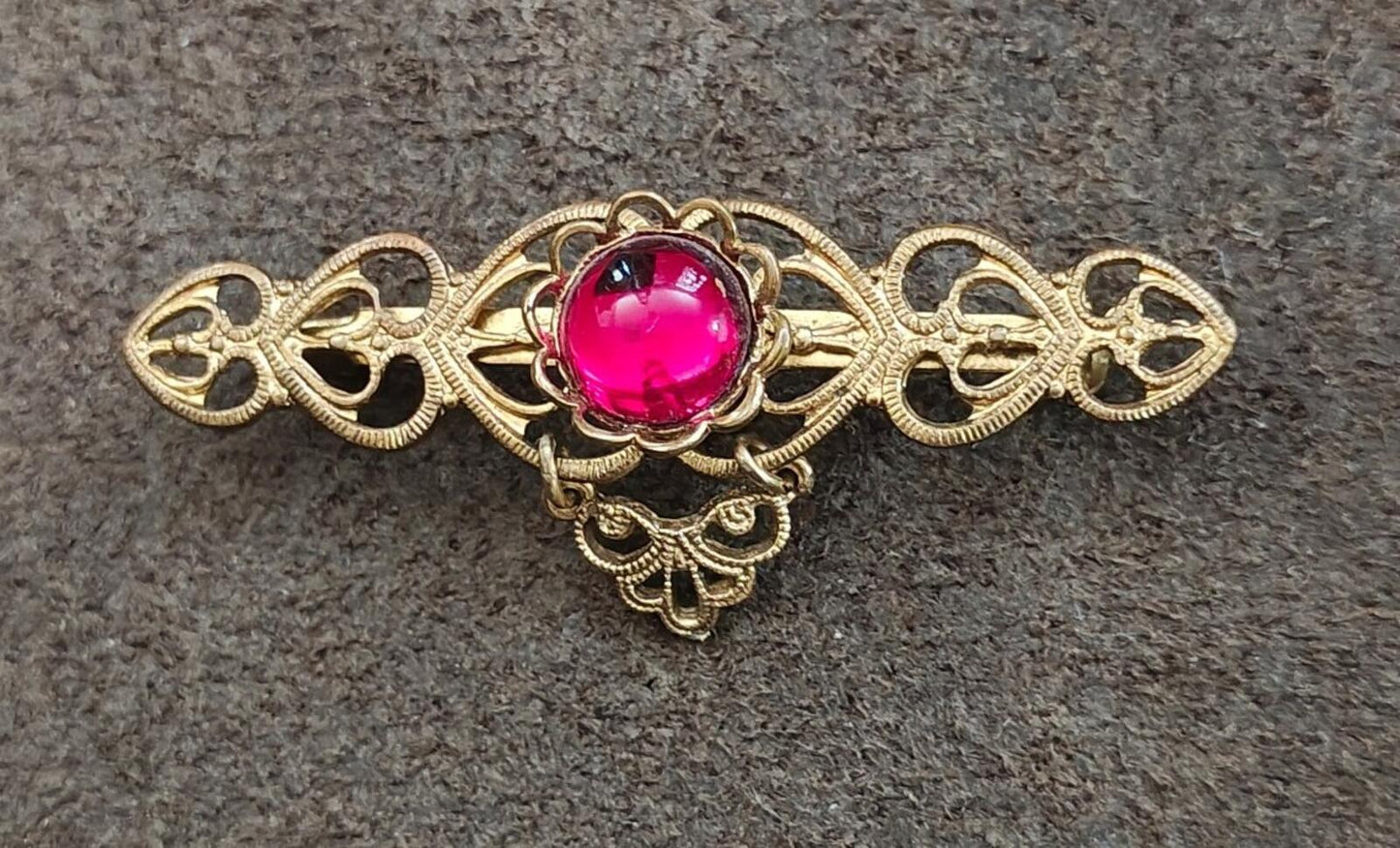 1960s/70s Goldtone Open Sideways Hearts With Center Red Jelly Cabochon Brooch