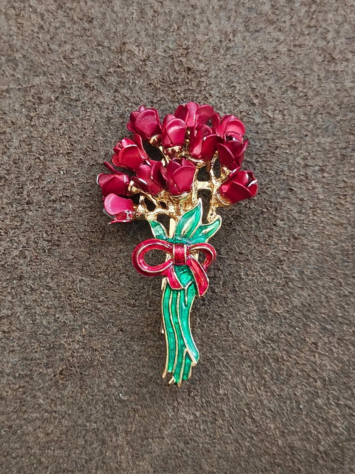 1970s Red Rose Flowers Bouquet Gold Tone Enamel Brooch