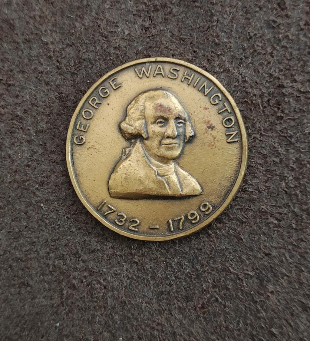 Gold George Washington commemorative bronze token, close view of portrait and 1732–1799