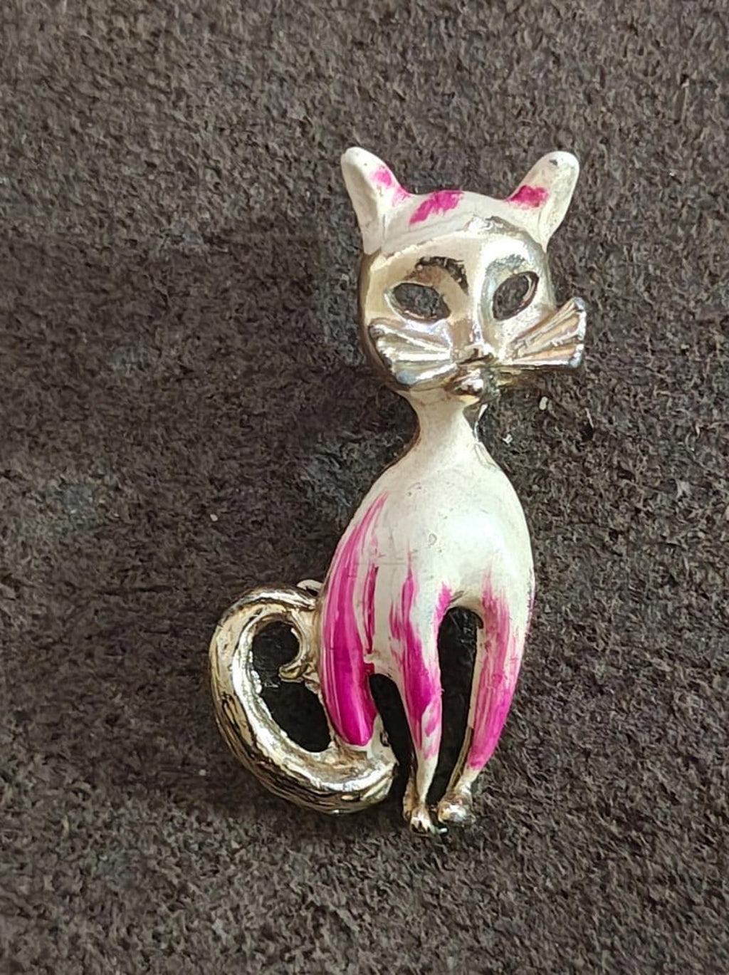 1960s Vintage Silver Tone Cat With White And Pink Enamel Brooch Pin.
