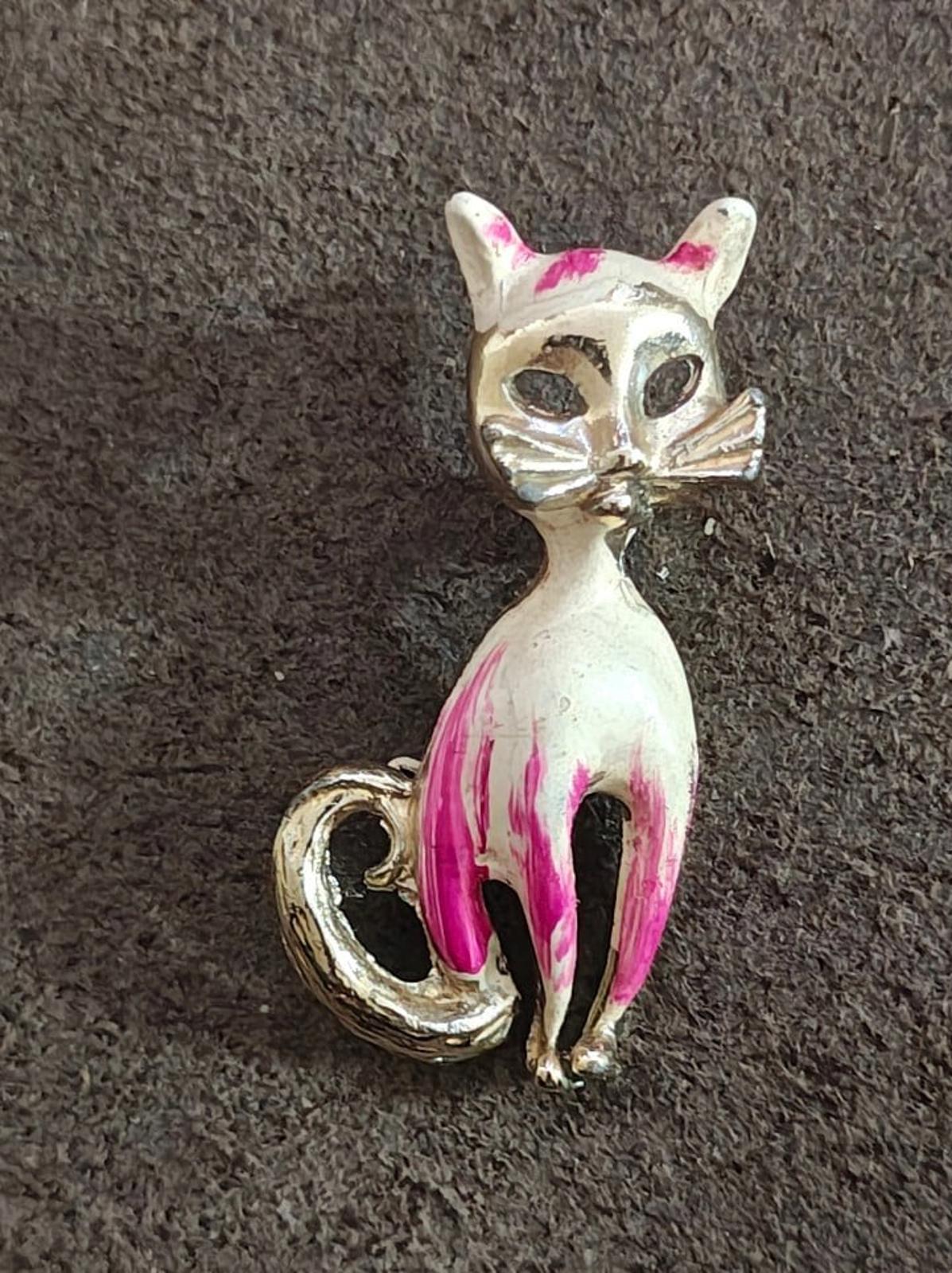 1960s Vintage Silver Tone Cat With White And Pink Enamel Brooch Pin.