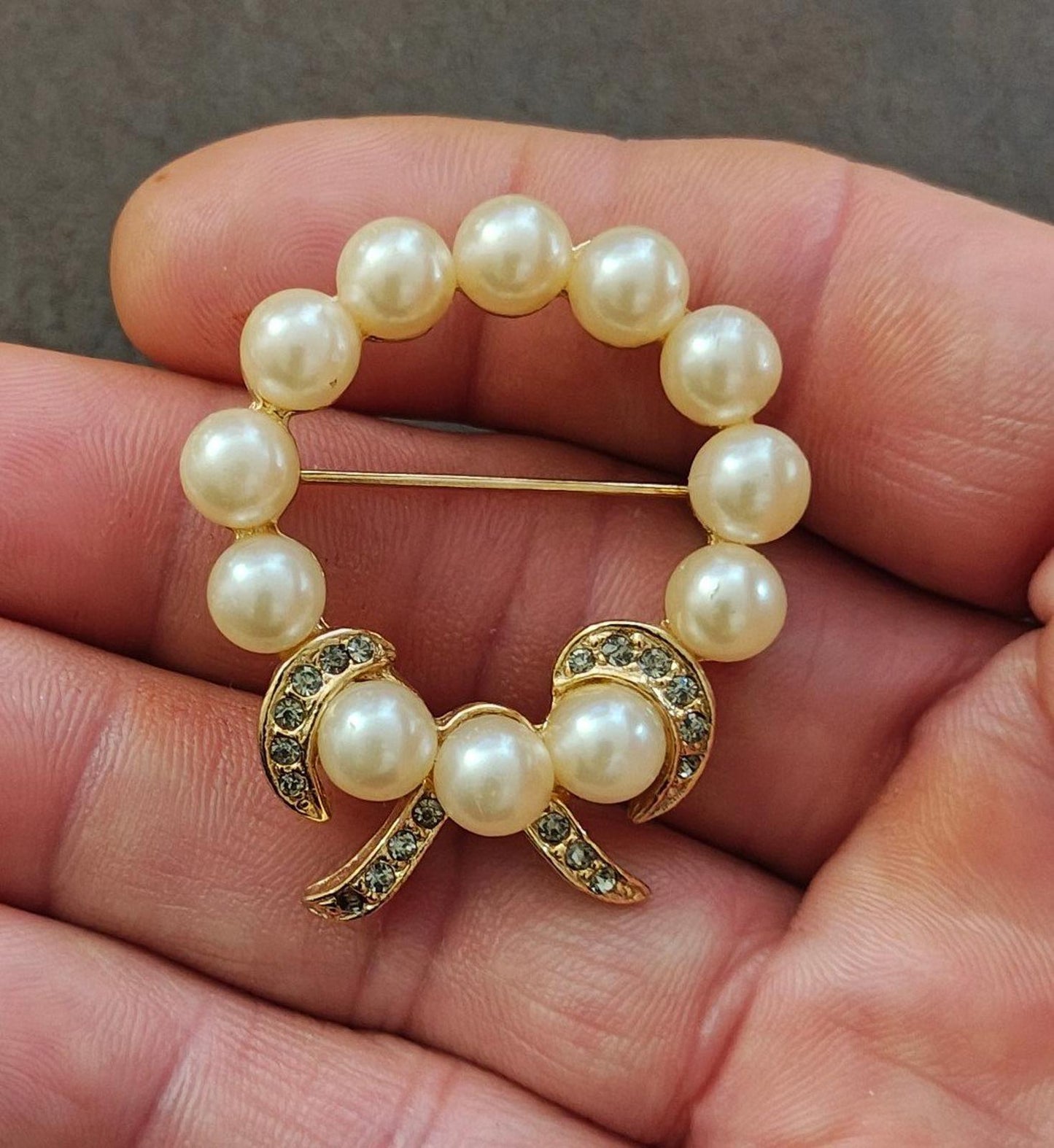 1960s Faux Pearls and Clear Rhinestones Wreath Bow Gold Tone Brooch Pin