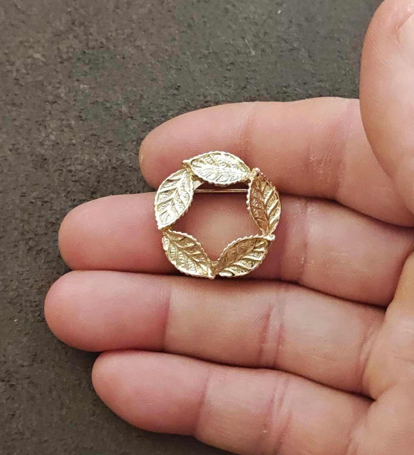 1960s Gerry's Gold Tone Textured Leaf Wreath Brooch